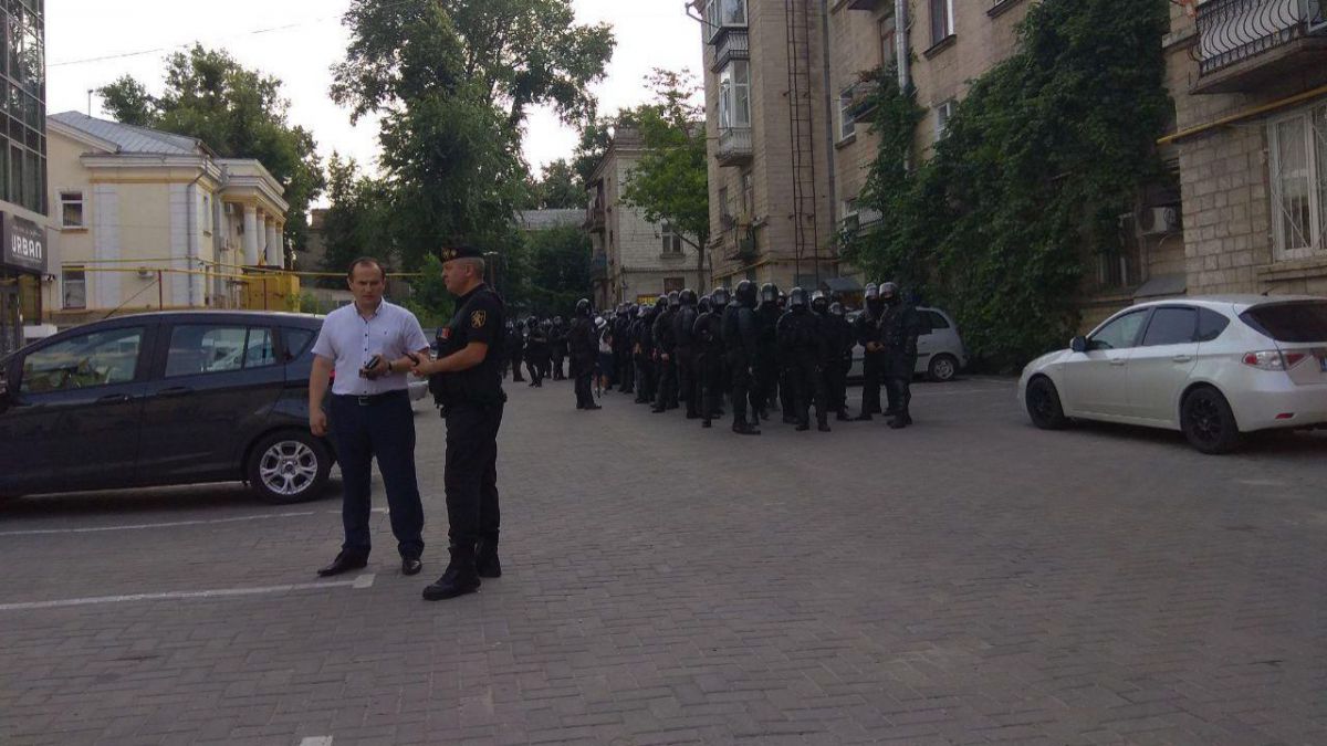 Un oficial al MAI comentează prezența polițiștilor în jurul casei lui Plahotniuc: „Orice cetățean trebuie protejat”