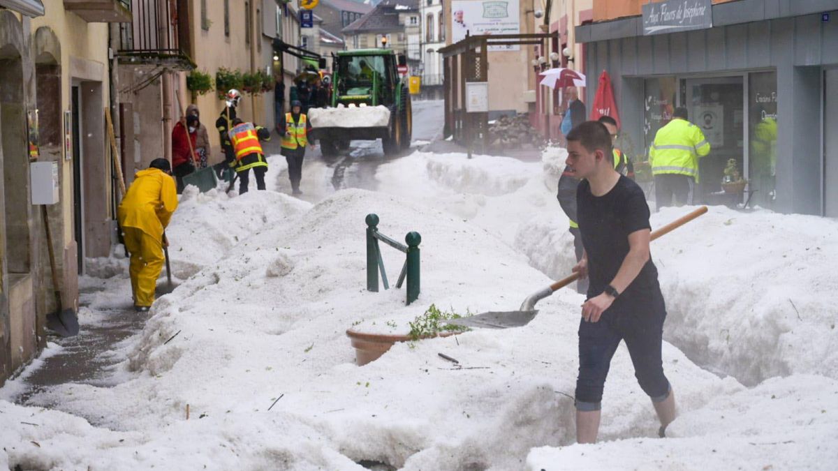 Un oraș din Franța, acoperit de gheață în toiul verii. Grindina a blocat circulația pe străzile localității (FOTO)