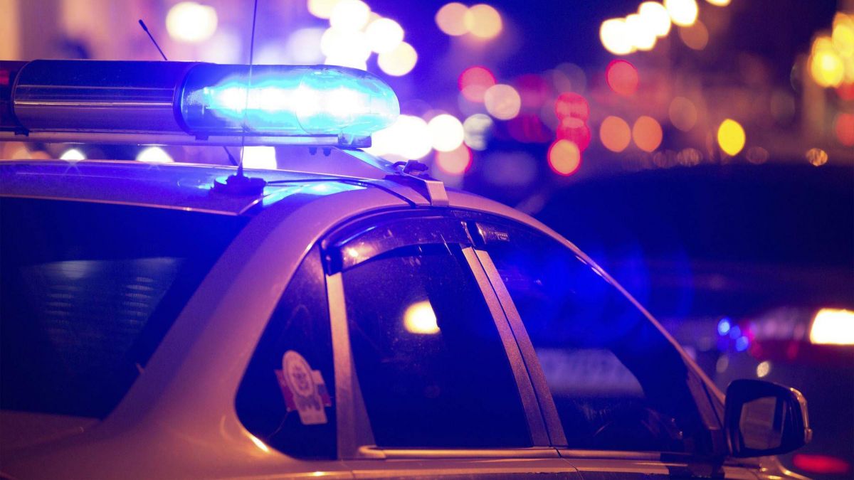 Un polițist și-a pierdut viața, după ce mașina cu care se deplasa a intrat într-un copac