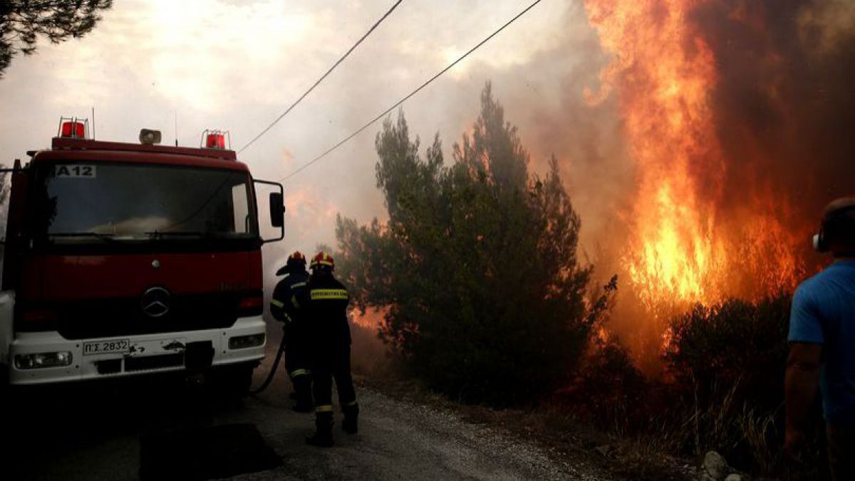 Un pompier grec și-a pierdut bebelușul de șase luni într-un incendiu. Flăcările i-au omorât și soția