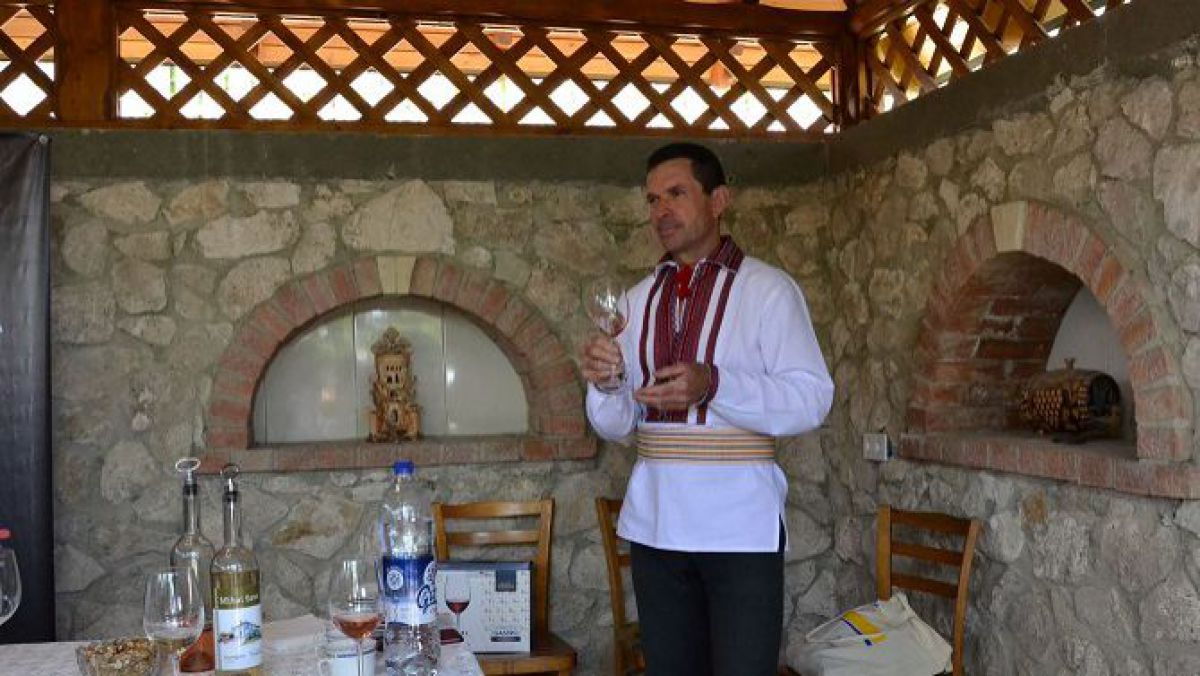 Un producător de la Costești și-a făcut propriul brand de vinuri. Cum a reușit
