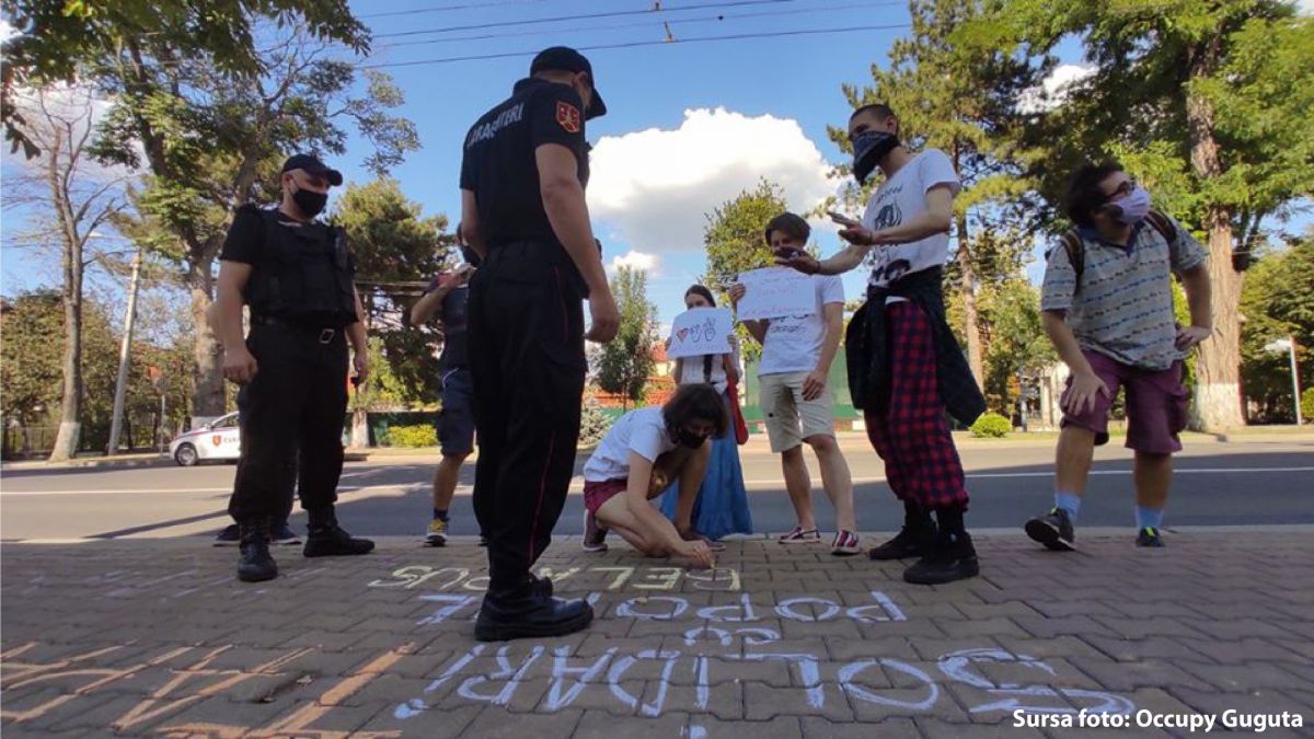 Inscripții cu creta pe asfalt - infracțiune? Un activist Occupy Guguță, chemat la poliție după ce a scris mesaje în fața Ambasadei Belarusului