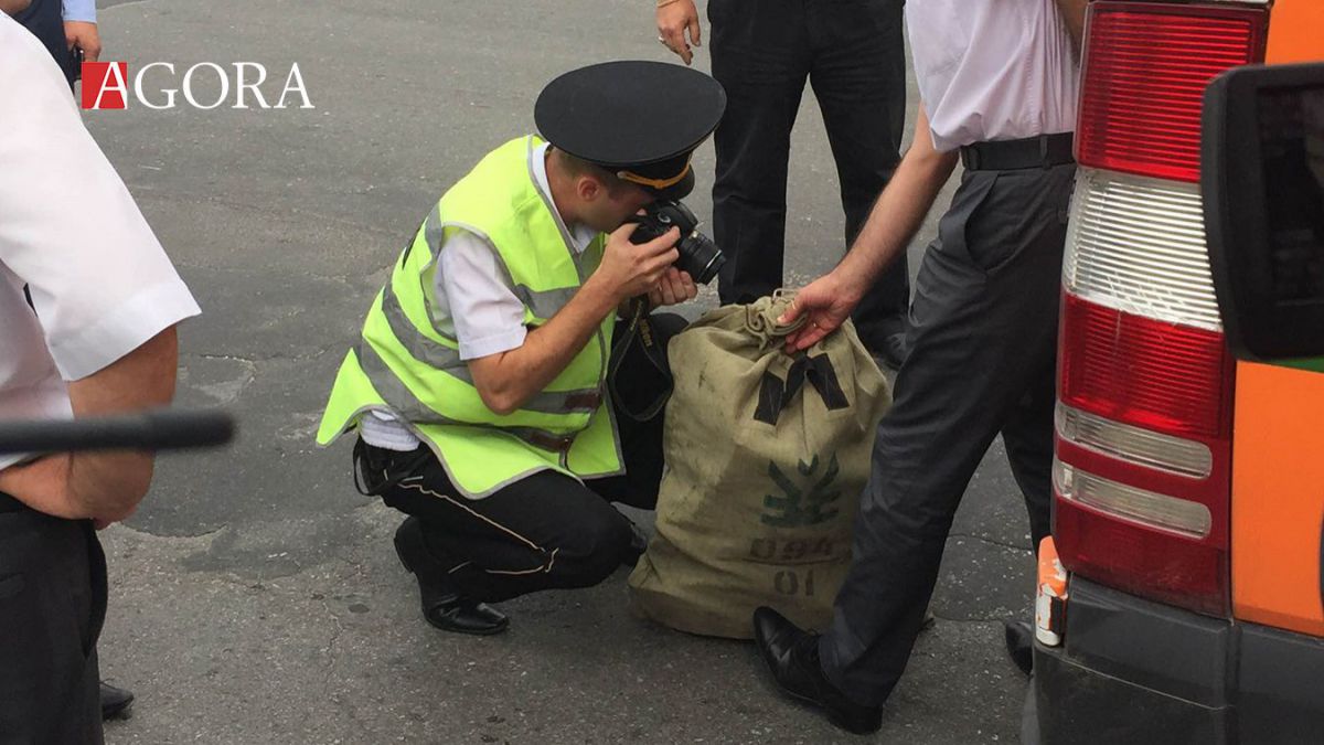 VIDEO. Un sac cu bani, recuperat de poliție de sub un pod din capitală