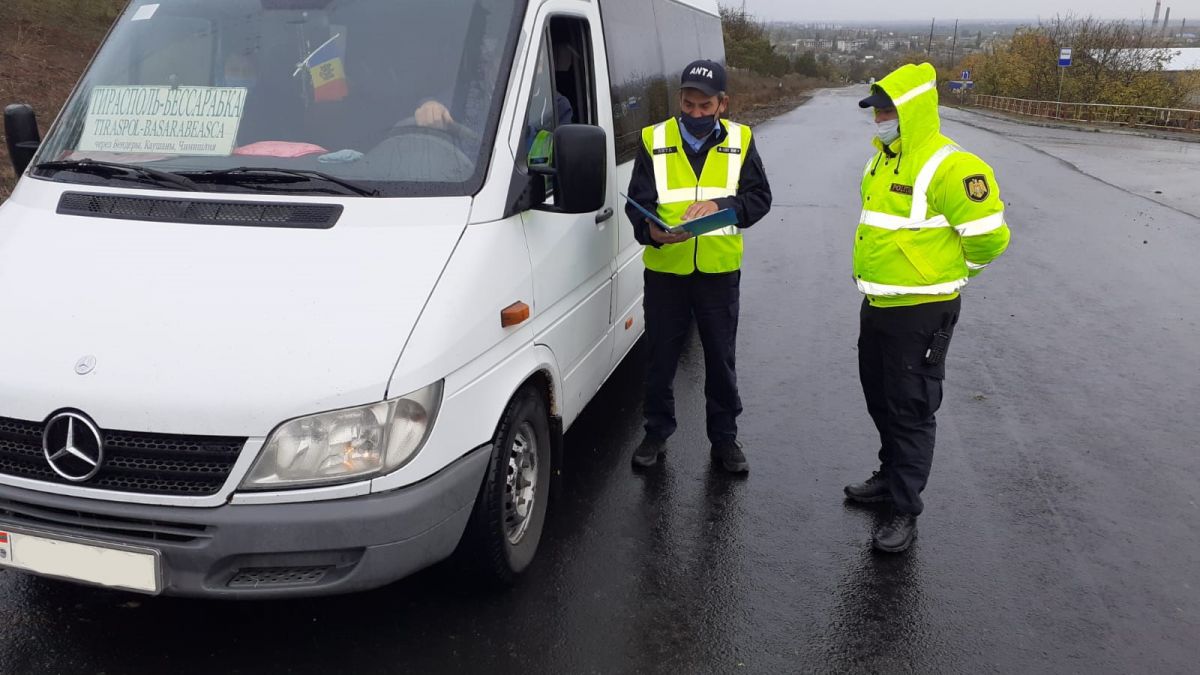 Un șofer a fost amendat cu 10.000 de lei pentru că transporta organizat persoane la alegeri
