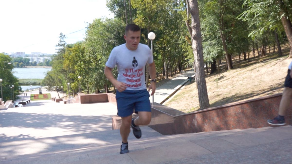 Un tânăr dă startul unui tur la pas rapid în jurul Moldovei: Vrea să alerge 1.150 km și să strângă fonduri pentru a salva viața unui copil (VIDEO)