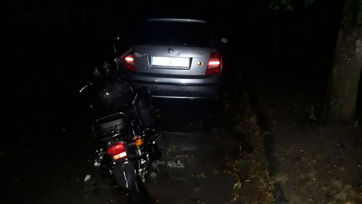 Un tânăr de 16 ani din Ocnița a pierdut controlul ghidonului și a ajuns cu motocicleta într-o mașină parcată