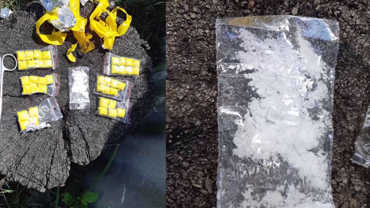 Un tânăr de 21 de ani, reținut după ce s-a depistat că vindea droguri online. Polițiștii au ridicat din ascunzișuri zeci de pachețele cu narcotice