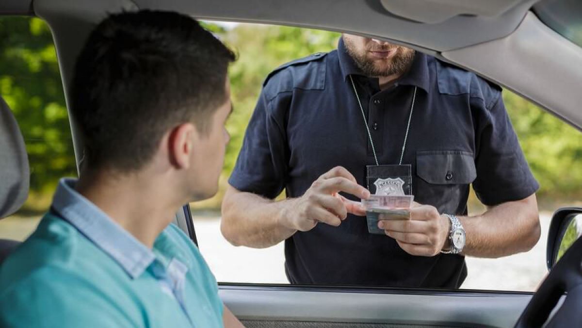 Un tânăr i-a promis unui polițist un „salariu” lunar, ca să nu mai fie stopat în trafic atunci când conduce fără permis