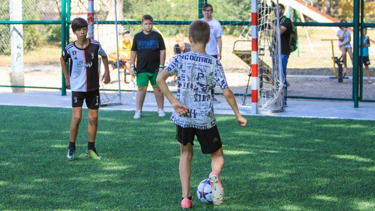 Un teren de sport din Tiraspol a fost renovat. Acesta poate oferi acces la mini-fotbal și echipament de fitness în aer liber