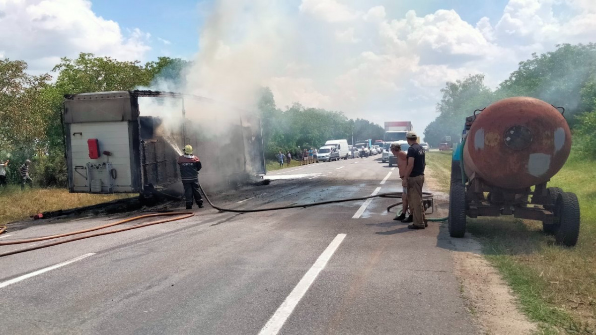 Un TIR din Ucraina a luat foc pe o șosea din raionul Edineț. Pompierii luptă cu flăcările (VIDEO/FOTO)