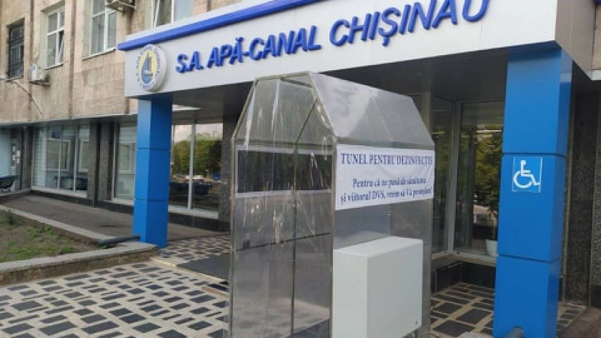 Un tunel de dezinfectare a fost instalat în fața sediului „Apă-Canal Chișinău”