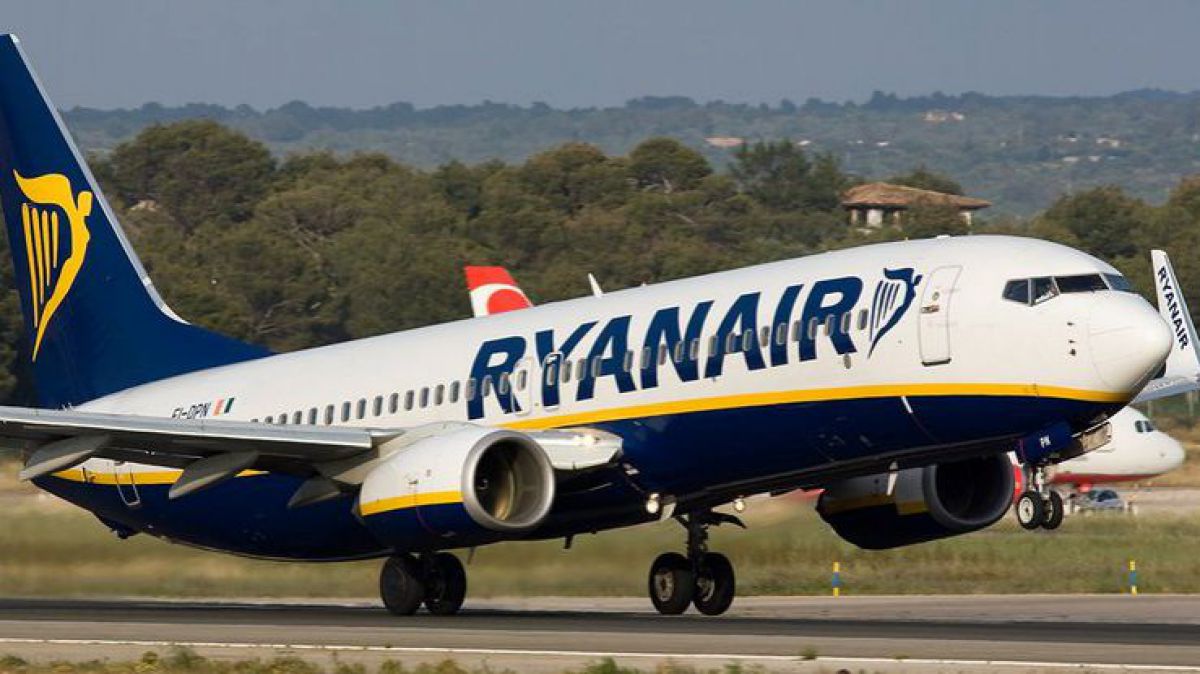 Un zbor Ryanair a fost întrerupt. Mai mulți pasageri s-au simțit rău la bord