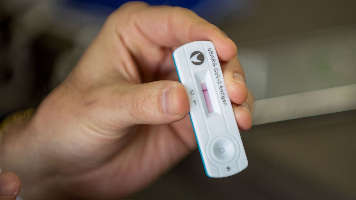 Ungaria permite vânzarea în magazine a testelor antigen la COVID-19. Iată motivul