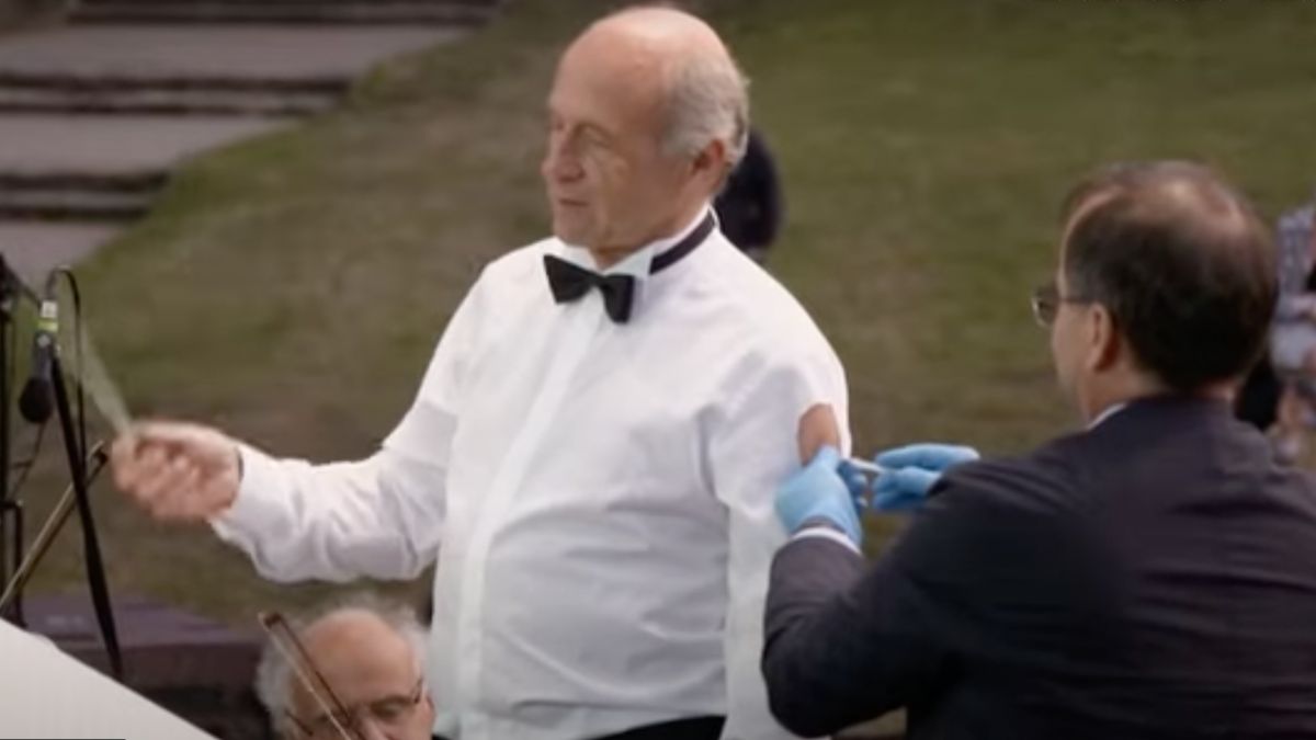 Ungaria: Un dirijor s-a vaccinat anti-COVID-19 în timpul concertului pe care îl susținea în aer liber (VIDEO)