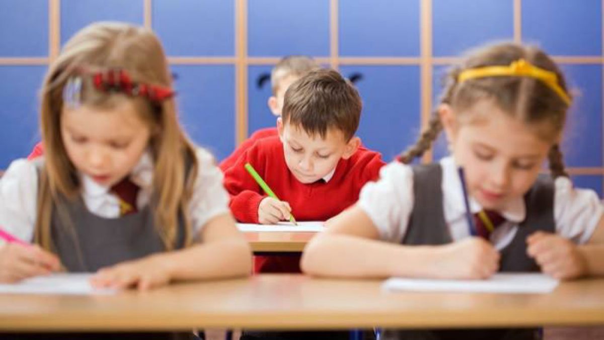 Uniformele școlare, mărul discordiei. Părinții, revoltați de prețurile pieselor vestimentare. Reacția Ministerului Educației