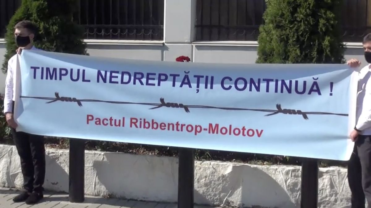 Unioniștii au protestat la Ambasada Federației Ruse. Au venit cu un cadou (VIDEO)