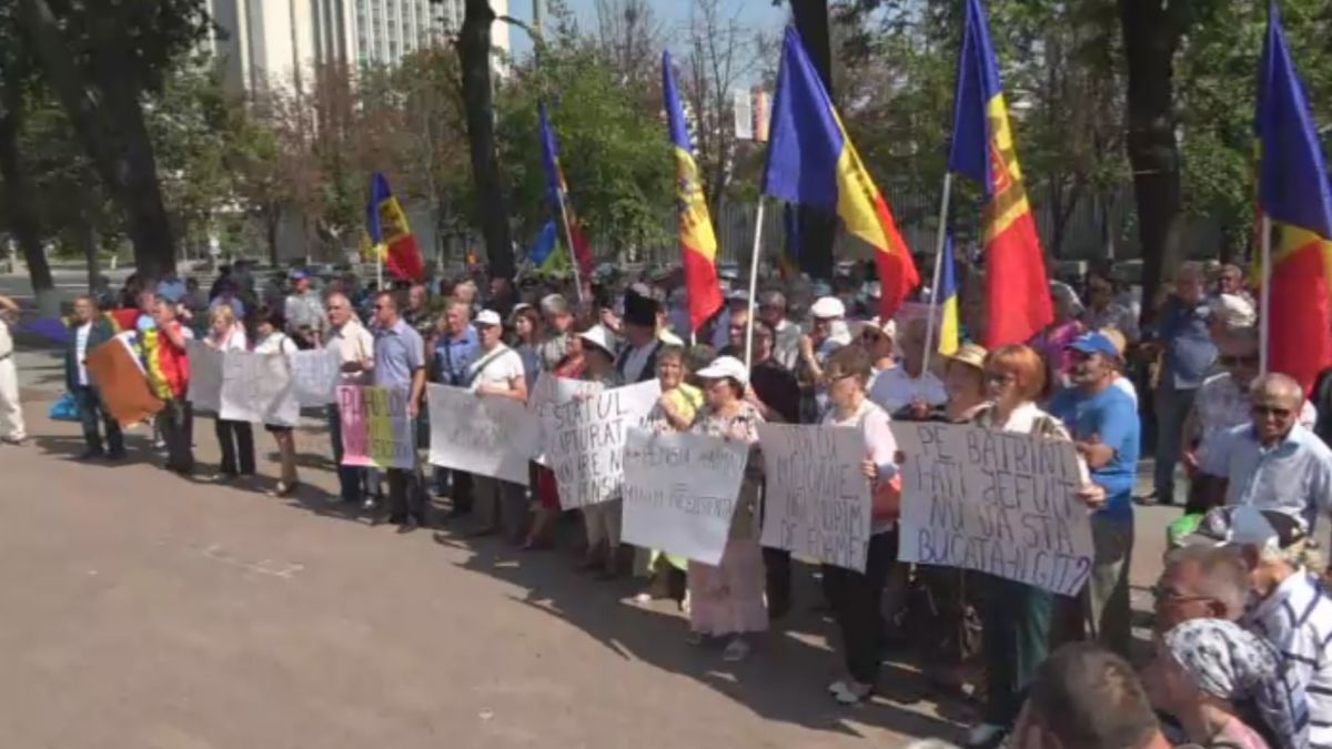 Uniunea Pensionarilor protestează în fața Parlamentului: În R. Moldova e foarte greu de trăit