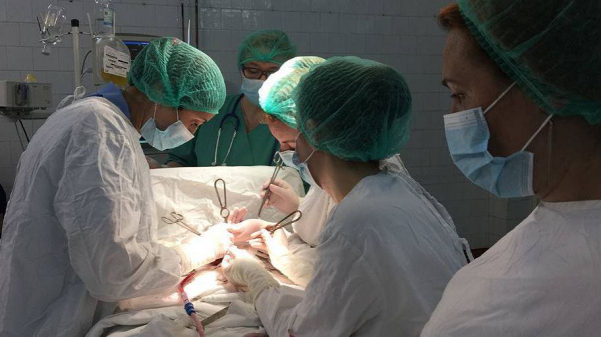 Unui bebeluș i-a fost înlăturată o tumoare de 632 grame, la numai o zi de la naștere