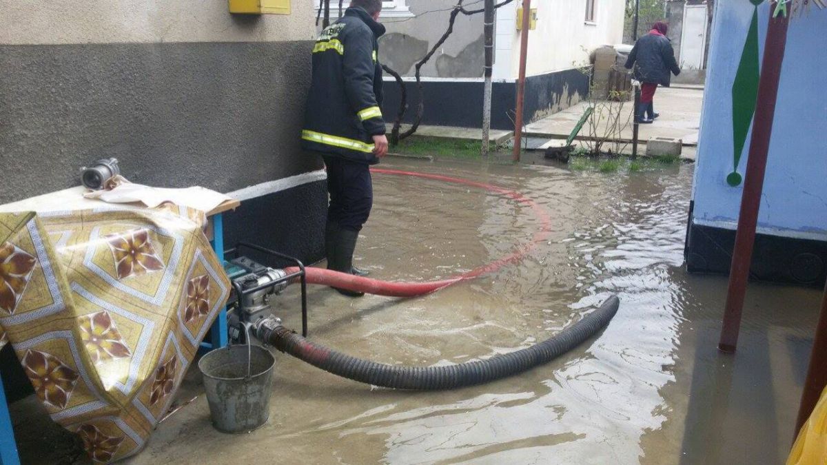 Urmările ploii din această noapte: Zeci de gospodării inundate și localități fără curent electric