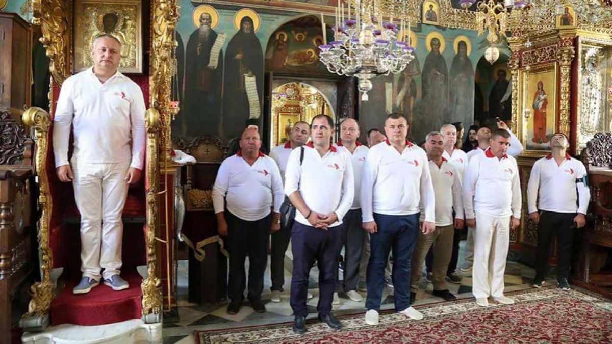 Usatîi: Dodon pleacă mâine oleacă la odihnă. Va fi însoțit de 14 bodyguarzi înarmați cu cinci pistoale. Ce zice Președinția (DOC)
