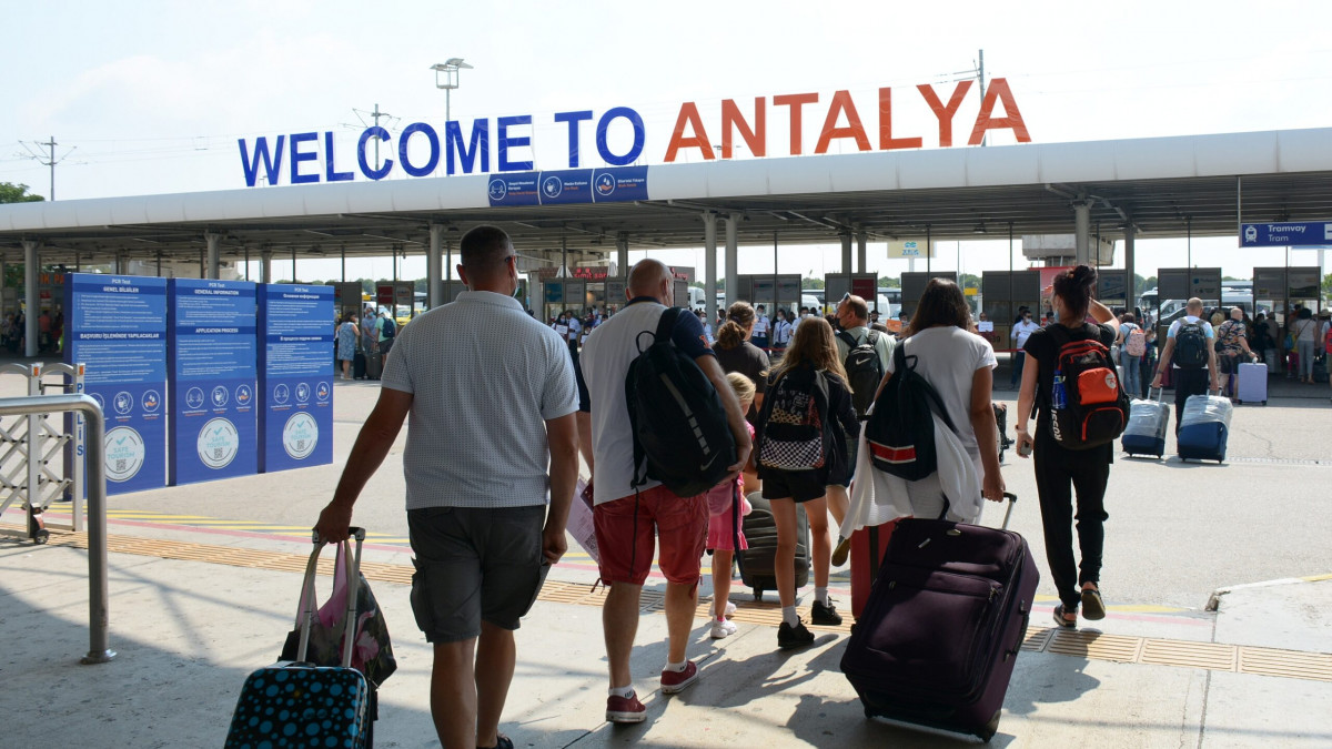 Vacanță cu sfârșit neplăcut. Mai mulți moldoveni, blocați în Antalya din cauza unei restricții de zbor 