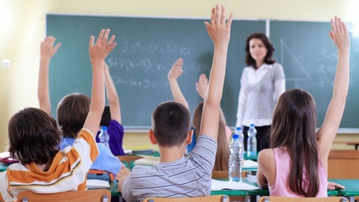 Vaccinarea anti-Covid devine obligatorie pentru profesorii şi funcţionarii din Ucraina