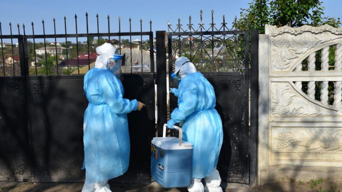 Vaccinarea anti-COVID la domiciliu: Medicul de familie asigură deplasarea echipei specializate la persoanele imobilizate. Iată condițiile