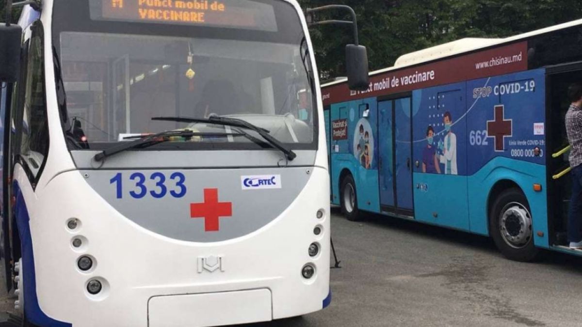 Vaccinarea în punctele mobile continuă. Unde vor staționa joi troleibuzul și autobuzul
