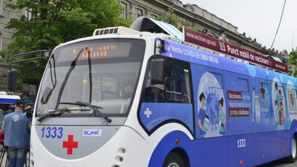 Vaccinarea în punctele mobile continuă. Unde vor staționa joi troleibuzul și autobuzul