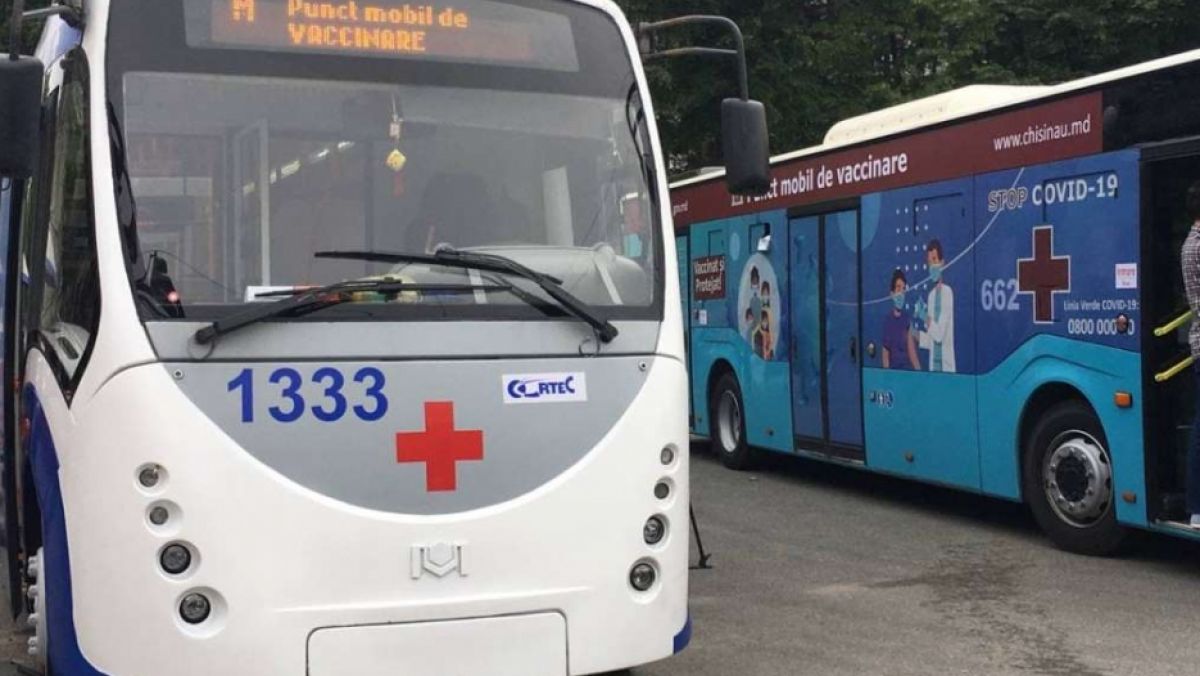 Vaccinarea mobilă: Unde vor staționa astăzi troleibuzul și autobuzul destinat imunizării cetățenilor contra COVID-19