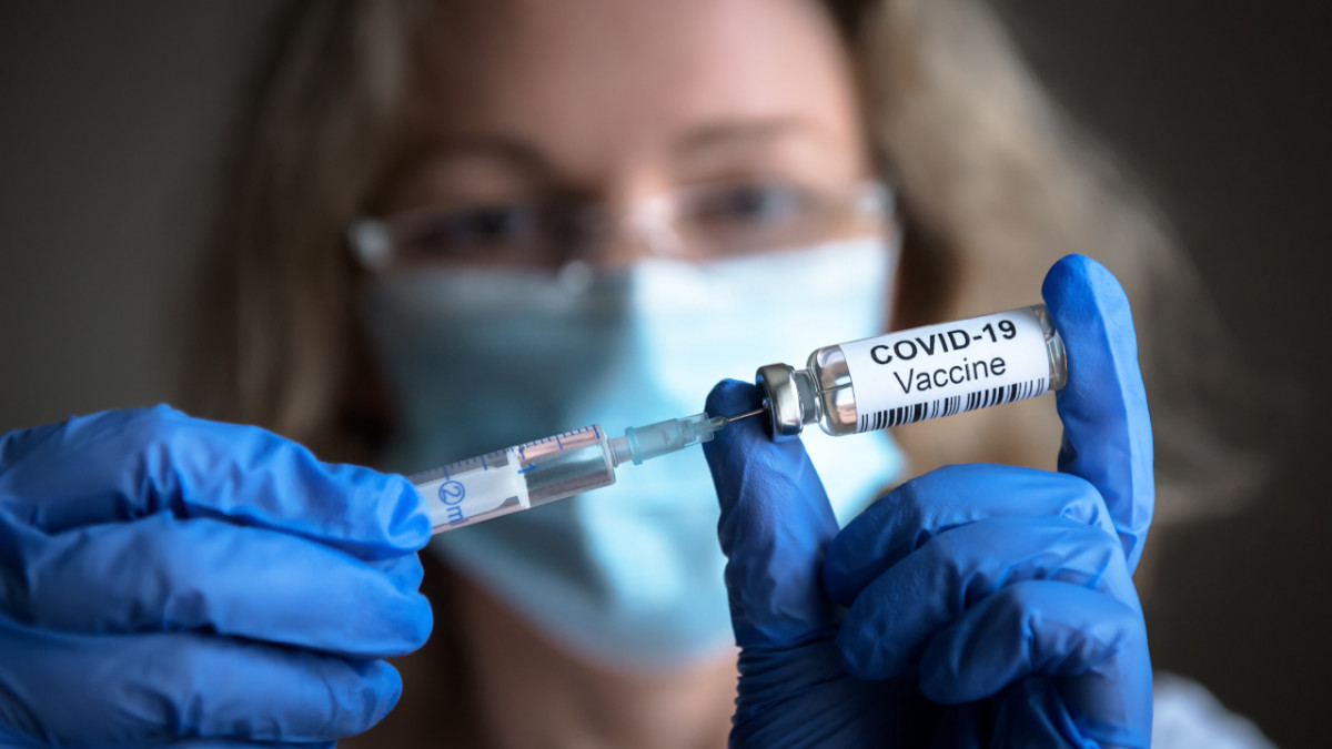 Vaccinurile împotriva variantei Omicron a coronavirusului ar putea fi aprobate până în luna septembrie