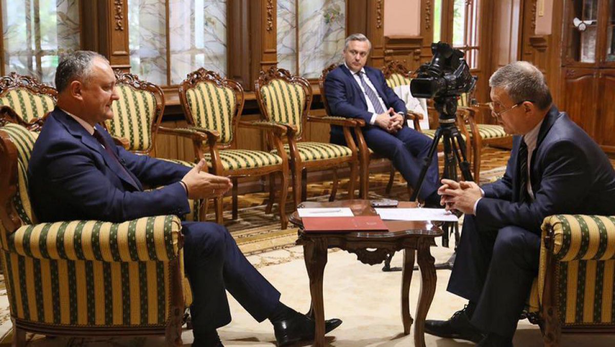 Vama le refuză intrarea, Dodon îi primește. Jurnaliștii de la „Argumentî i faktî” au ajuns, totuși, la Chișinău