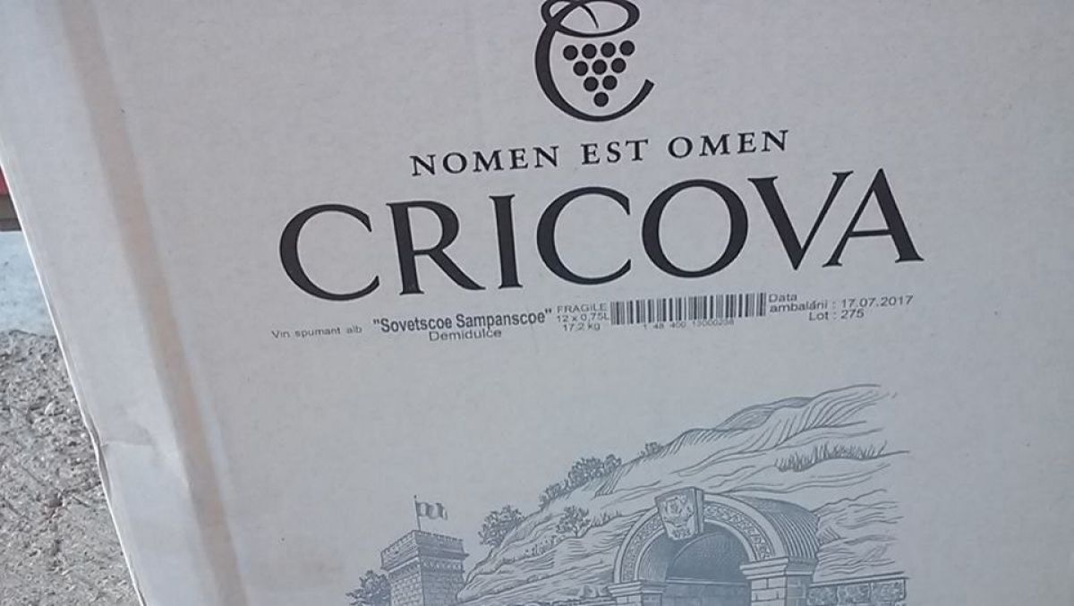 Vameșii români au reținut peste 40 mii de sticle de spumant produs de Cricova