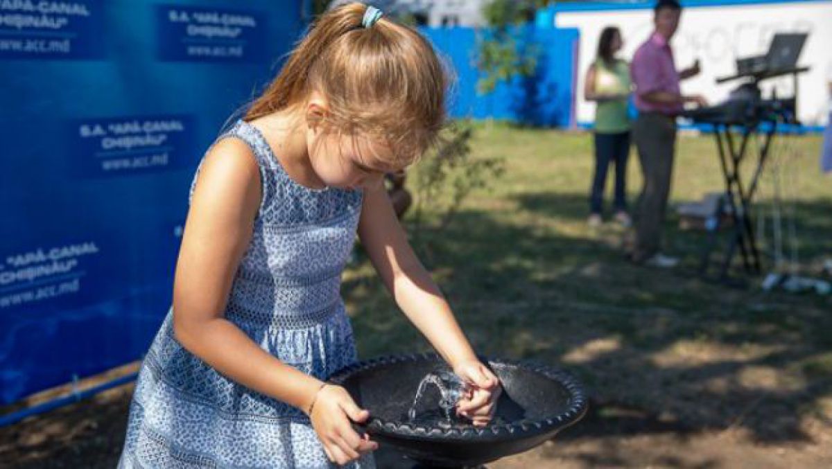 Vandalii au încercat să scoată o cișmea proaspăt instalată, iar una a fost blocată cu gumă de mestecat și țigări