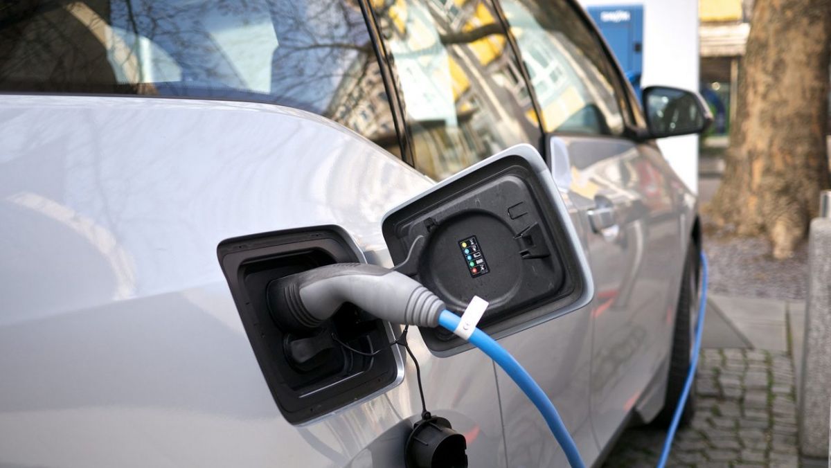 Vânzările de mașini „verzi” s-au majorat cu 40%, în primele două luni din 2021, în România. Volkswagen, Peugeot și BMW, în topul producătorilor
