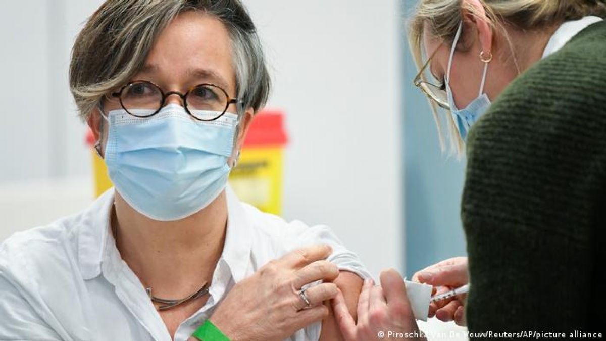 Vaccinarea anti-COVID devine obligatorie pentru profesori și personalul medical din Noua Zeelandă