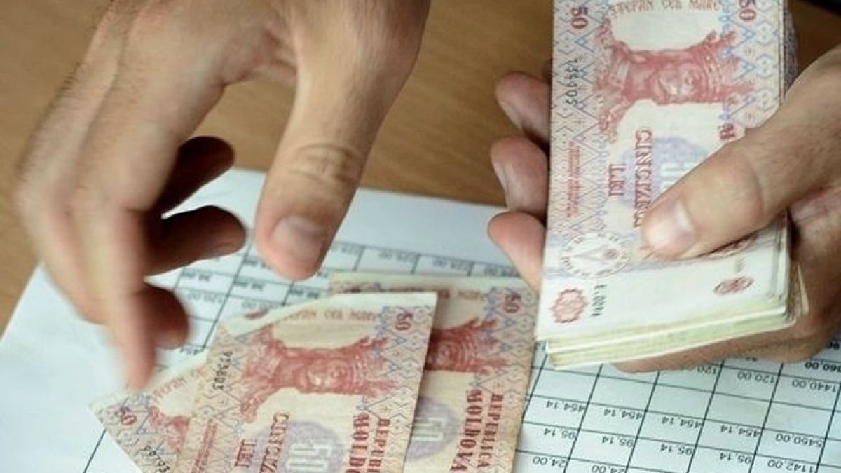 Venitul lunar al moldovenilor, mai mare în 2020. Care sunt cele mai bine plătite sectoare