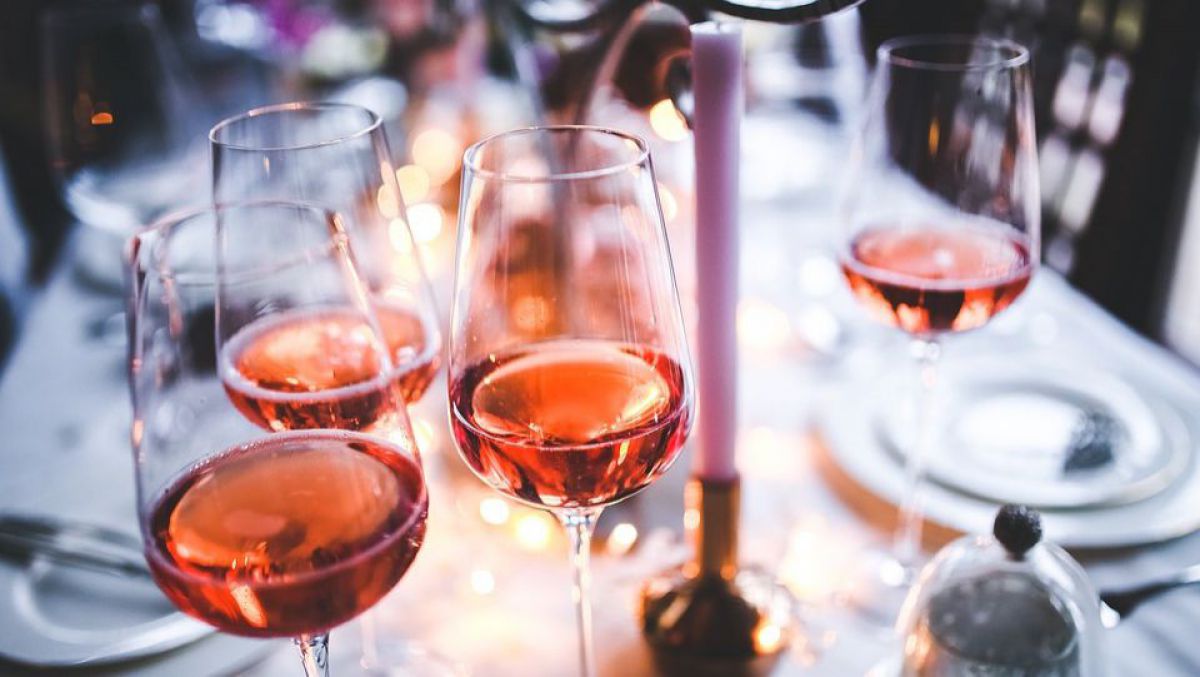 Vezi viața în roz și cunoaște vinurile rose produse în Moldova!
