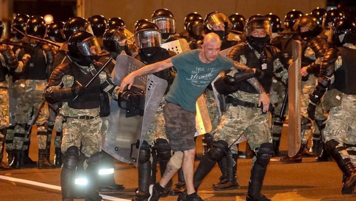 Victoria lui Lukașenco s-a lăsat cu proteste masive în Belarus. Polițiștii au intervenit în forță împotriva manifestanților (FOTO, VIDEO)