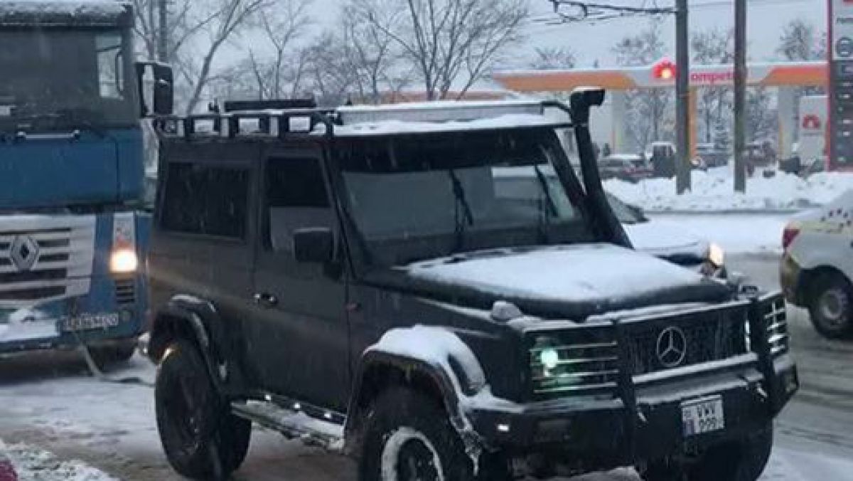 VIDEO. Șoferi de G-Class-uri, adaptate pentru off-road, tractează camioane și microbuze blocate în nămeți