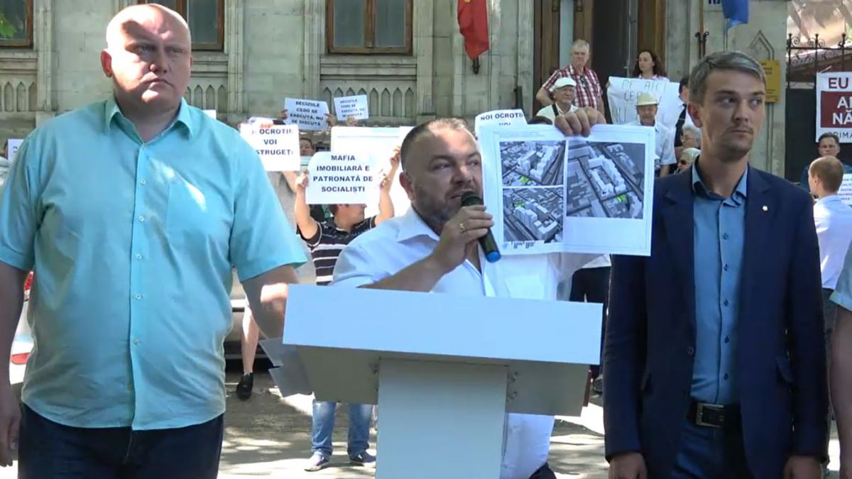 VIDEO. „A fost privatizat ilegal”. Socialiștii au protestat la sediul PPDA, fiind întâmpinați cu pancarte. Răspunsul lui Năstase