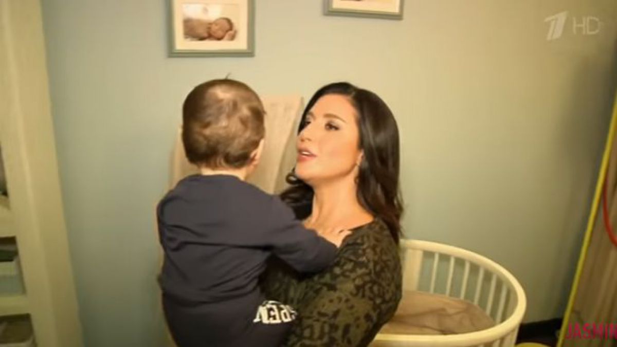 VIDEO. Acasă la Jasmin: Soția lui Ilan Shor le vorbește jurnaliștilor ruși despre soțul său și vizita la Chișinău