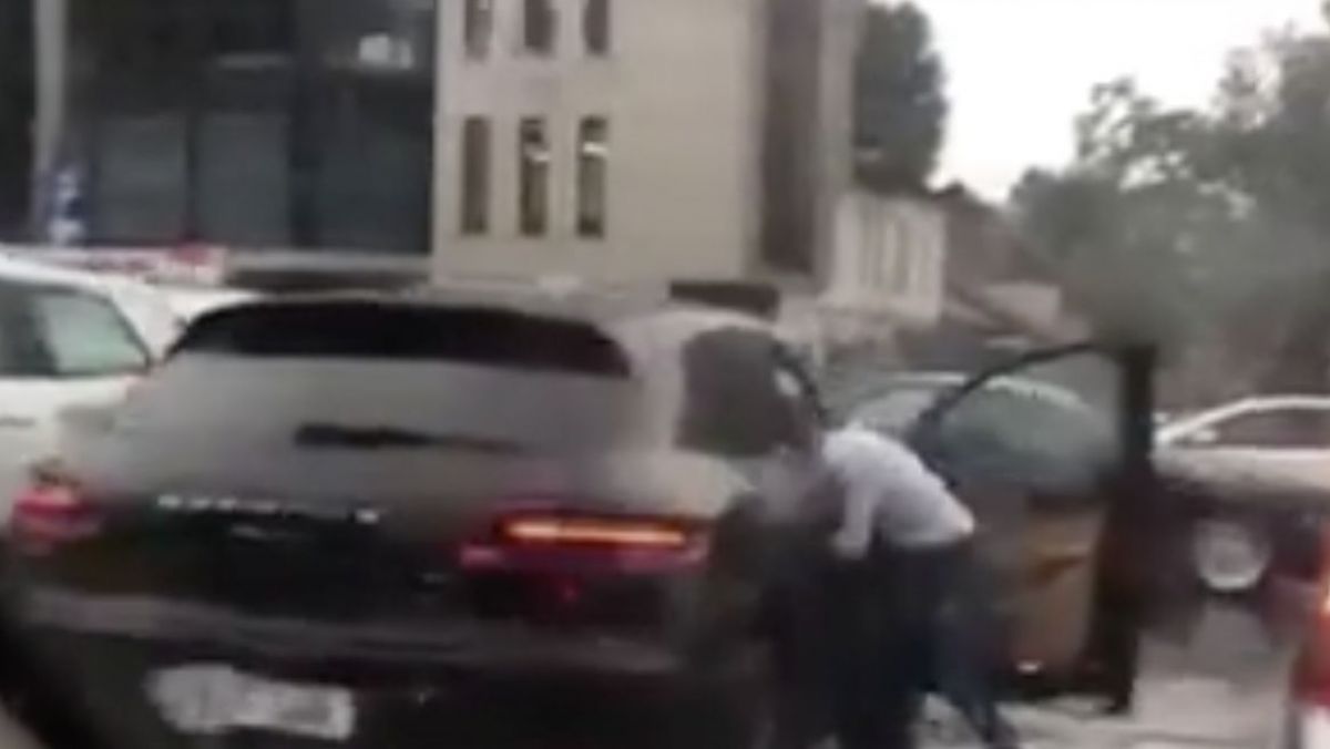 VIDEO. Accident „de lux” pe strada Alecsandri, cu implicarea unui Porsche Cayenne și a unui SUV Volvo