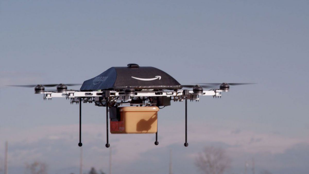 VIDEO. Amazon Prime Air, serviciul de livrare cu drone, a efectuat prima comandă