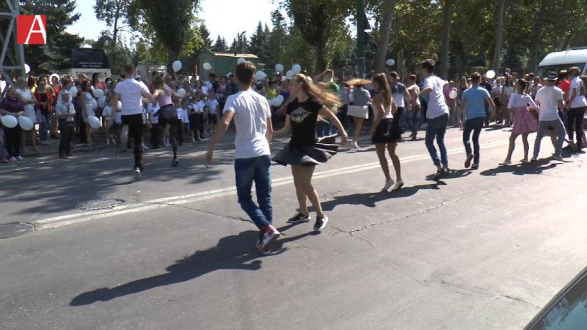 VIDEO. Au dansat în semn de protest. Codreanca, nemulțumită de ridicarea unui bloc cu 15 etaje lângă sediul lor