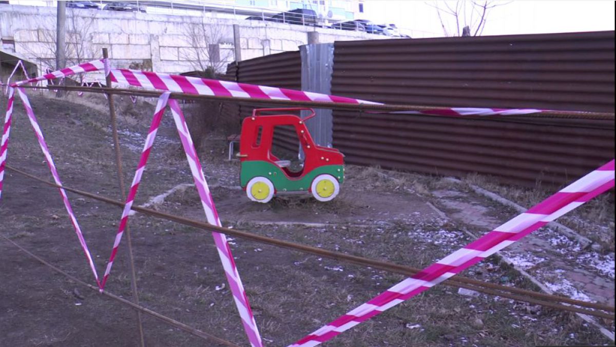 VIDEO. Groapa de la Stăuceni! Ce au făcut autoritățile după ce mai mulți copii se jucau pe marginea prăpastiei