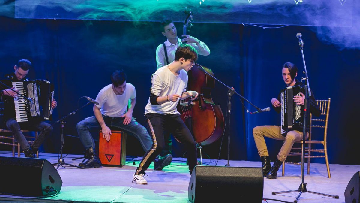 VIDEO. Băieții de la 7 Klase au înnebunit sala la Românii au Talent cu o piesă de tango
