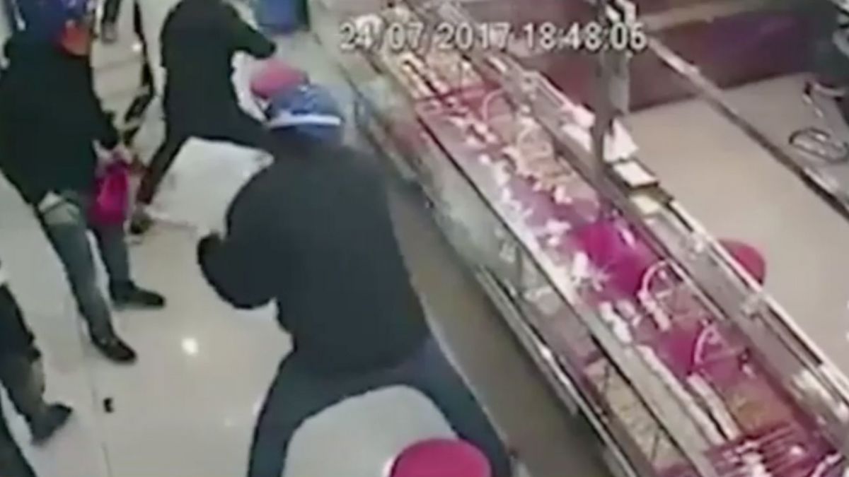 VIDEO. Câțiva hoți au rămas fără bijuterii, după ce nu au reușit să spargă vitrinele din magazin