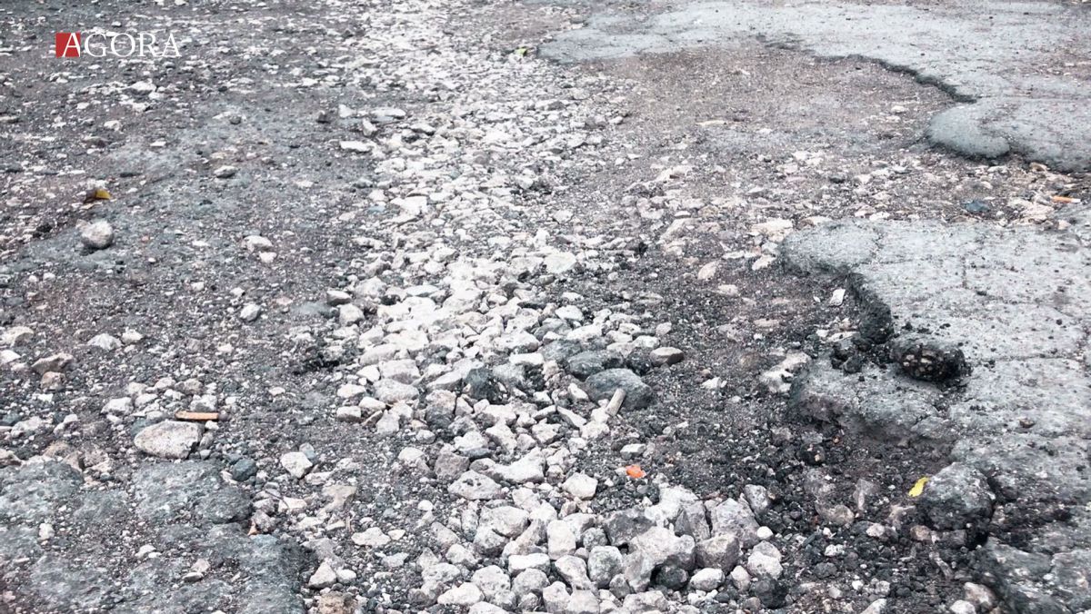 VIDEO. Ca după bombardament! Locuitorii unui bloc de la Ciocana, indignați de starea drumurilor din curte. Ce spune Primăria