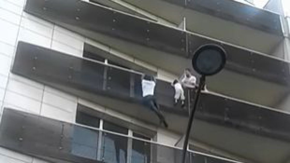 VIDEO. Ca-n filme! Un om escaladează fațada unei clădiri de șase etaje pentru a salva un copil care atârna în gol